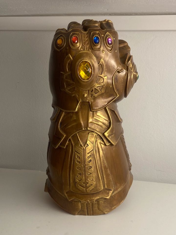 Marvel Infinity Gauntlet Handschuh Figur in Landshut