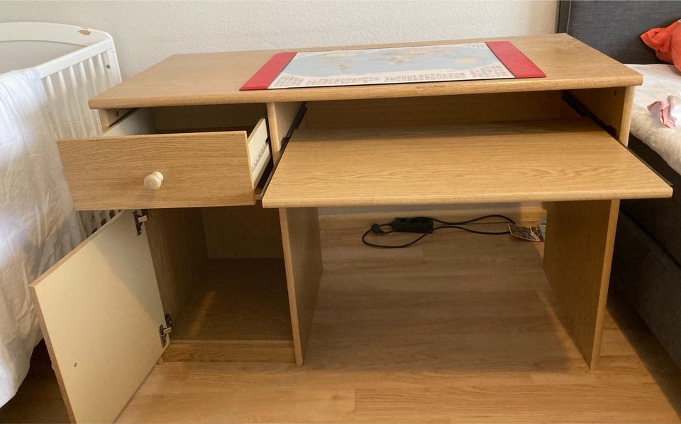 Schreibtisch/Arbeitstisch in Freiburg im Breisgau