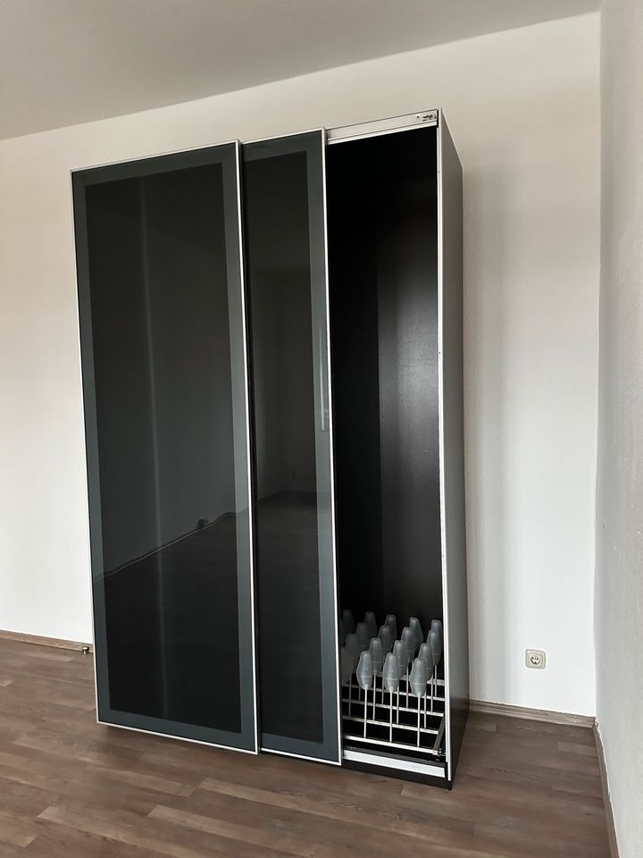 Glas Kleider /Dielenschrank in Möckern