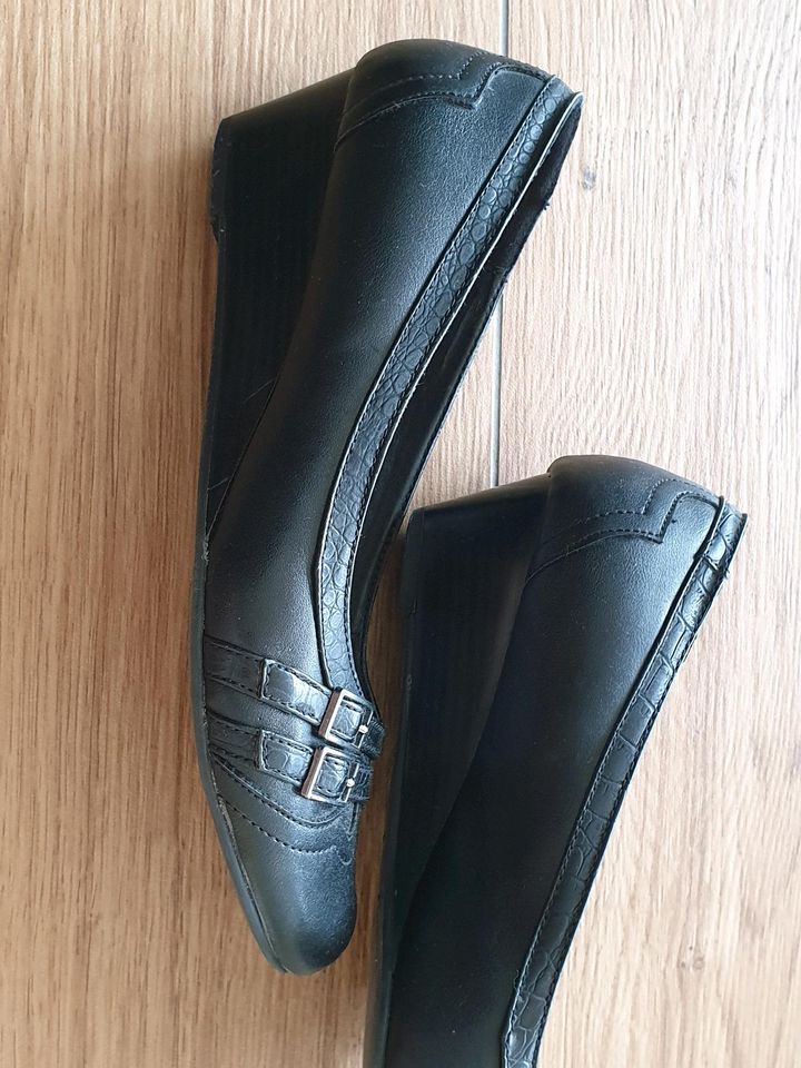 Schicke Pumps mit Keilabsatz und Detail schwarz Gr. 41 in Wiesbaden