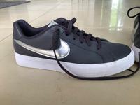 Nike Sneakers Damen Leder schwarz mit silber Größe 5.5 39 Hessen - Bruchköbel Vorschau