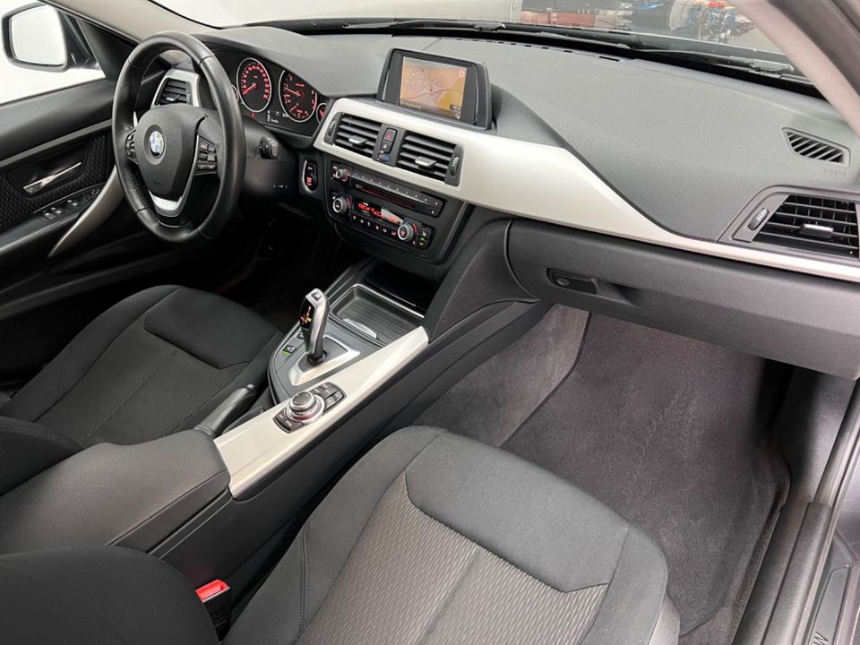 BMW 320i Touring Automatik/SHZ/PDC/NAVI/XENON/AHK/ in Schönaich