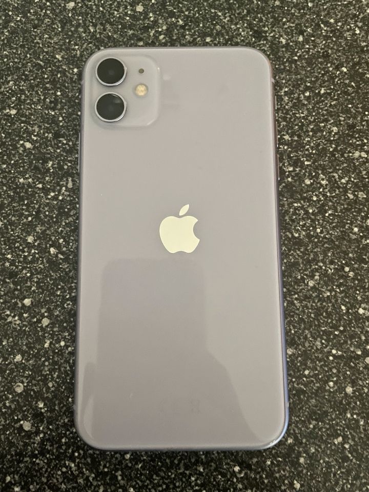 iPhone 11 in Lila in Berglen