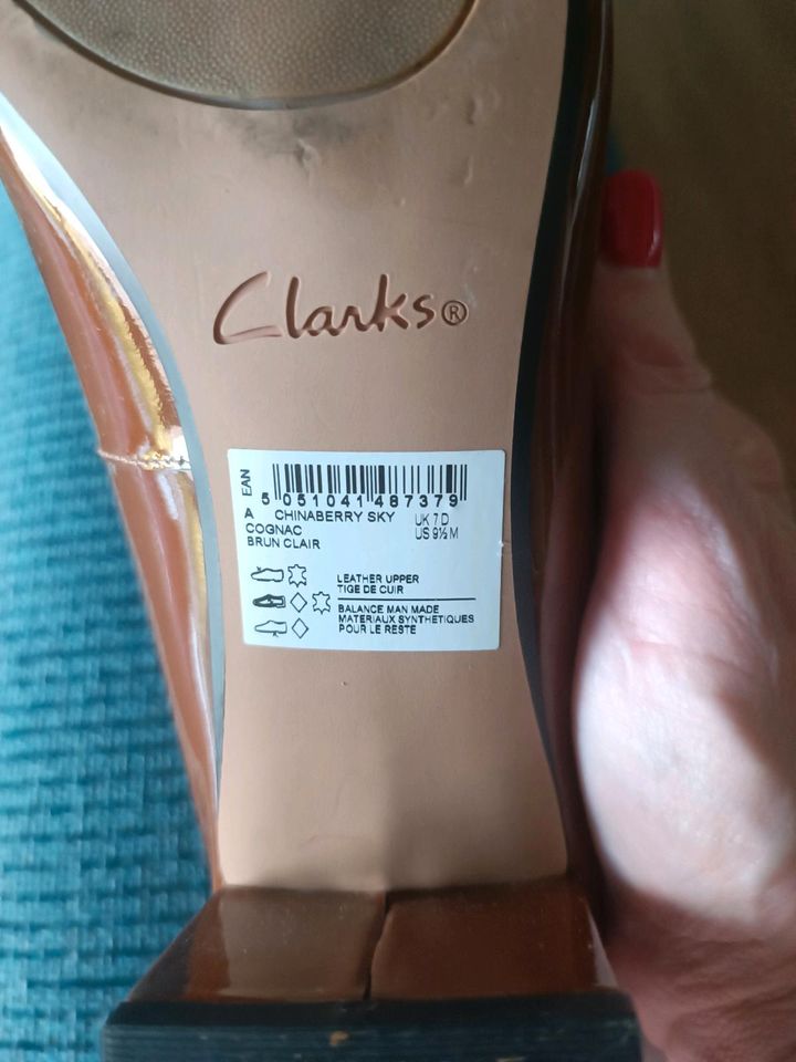 CLARKS Pumps Lackleder Chinaberry Sky Cognac 5,5 cm in Königswinter