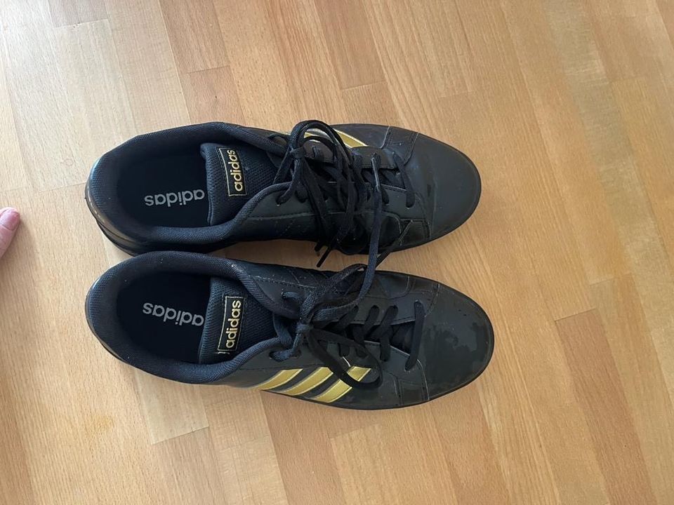 Schwarz goldene Adidas Sneaker in Bergkamen