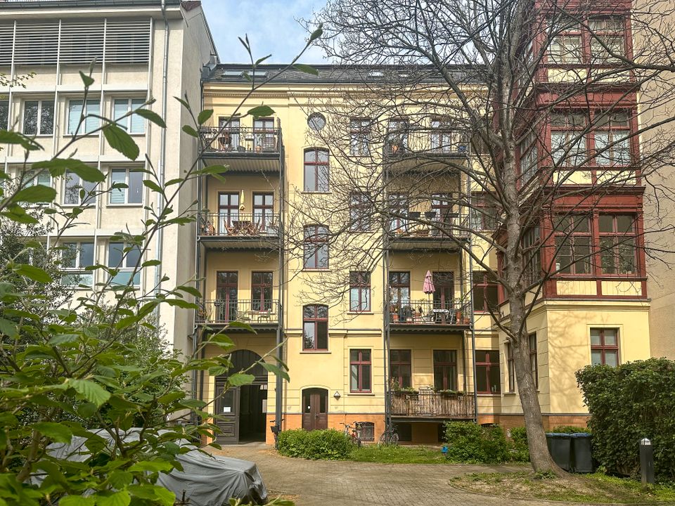 Traumwohnung im Waldstraßenviertel zum Erstbezug l Balkon l Möbliert mit Einbauküche! in Leipzig