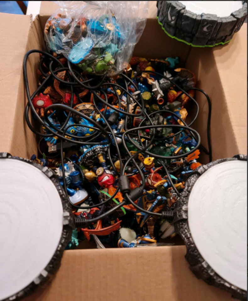 Sonderrabatt !! 60 Skylander Figuren und 3 Portale TOP ANGEBOT in Neumünster
