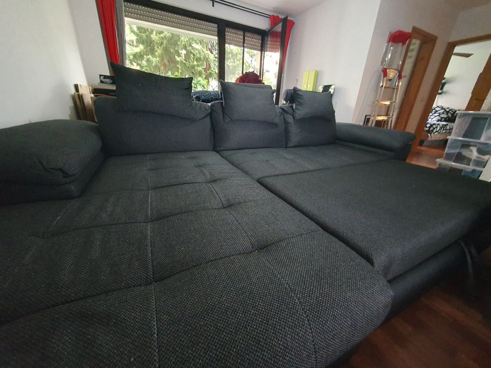 Sofa mit Chaiselongue und Bettfunktion. Modell FOCUS in München