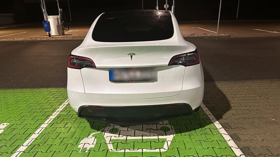 Tesla Model Y September 2023 SR in Hückelhoven