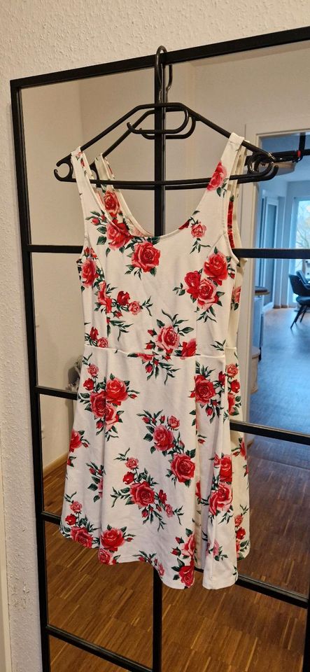 H&M Skaterkleid XS 34 Rosen Floral weiß Barbie Sommerkleid in Karlsruhe