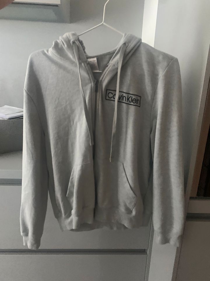 Sweatshirtjacke Hoodie Calvin Klein grau 158/164 in Markt Schwaben