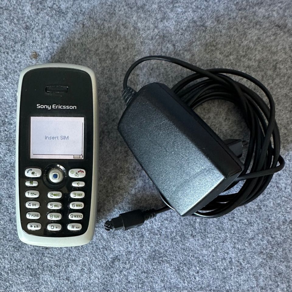 Sony Ericsson Handy Mobiltelefon mit Netzteil in Nackenheim