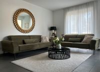 2x interliving Sofa / Couch inkl Kissen • Samt in Olivgrün/ Khaki Nordrhein-Westfalen - Ense Vorschau