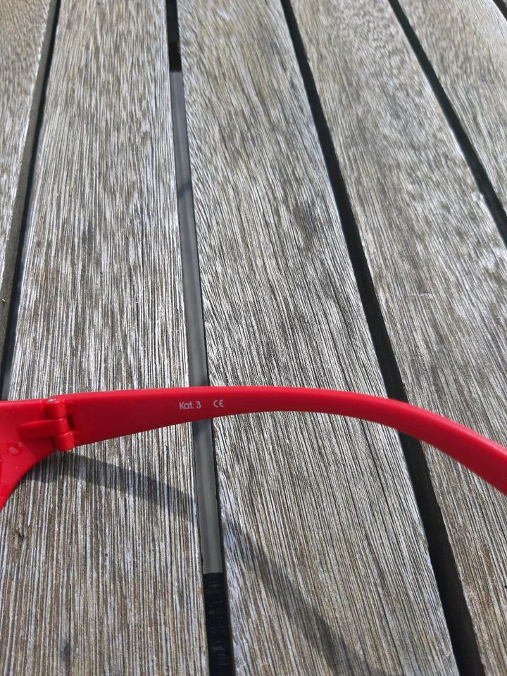 Kinder Sonnenbrille rot Cat. 3 mit Sternen in Kiel