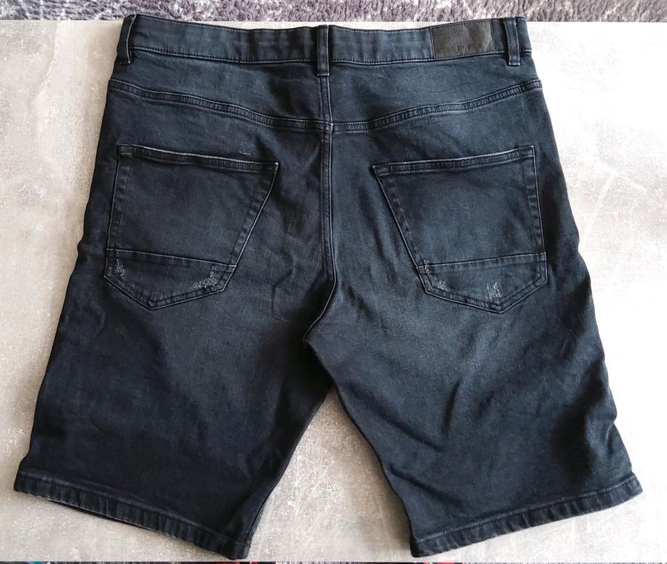 schöne Herren Jeans Shorts Gr.  34 von Esprit in Kandern