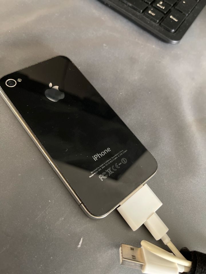 iPhone 4s mit Ladekabel in Langen (Hessen)