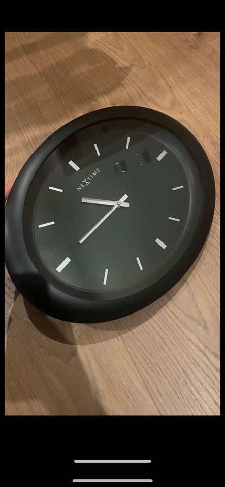 Ovale schwarze Uhr wanduhr in Roding