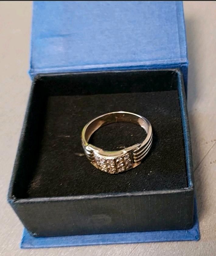 RING 14 KARAT 585er Gold mit 15 Zirkonia Steinen in Nürnberg (Mittelfr)