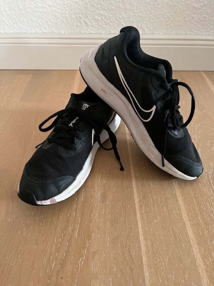 Nike Turnschuhe schwarz Gr 37,5 in Wittingen