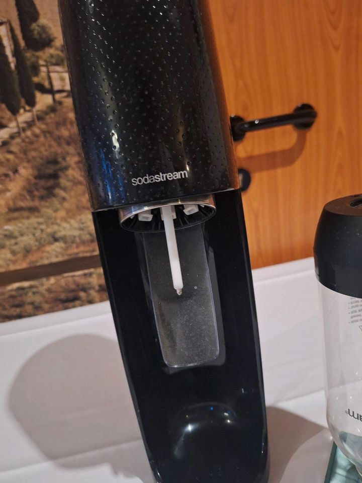 Soda Stream Wassersprudler 2 Flaschen plus Halter in Großefehn
