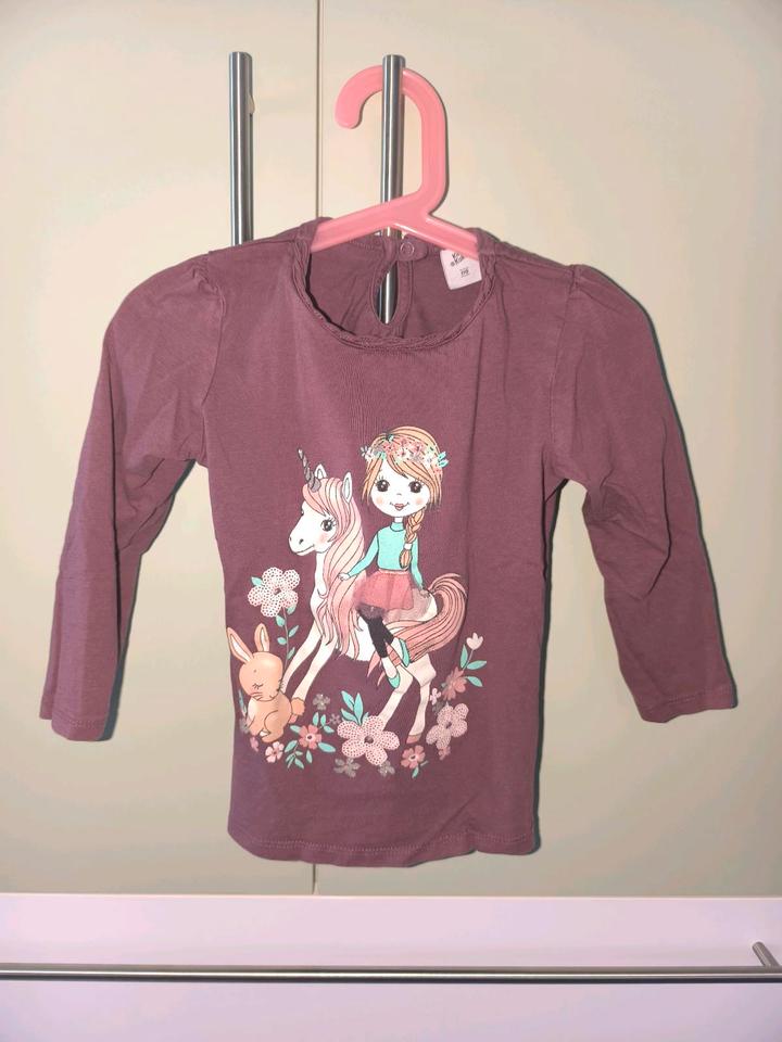 Bordeaux farbener Pullover mit Einhorn in Größe 110 von H&M in Löchgau