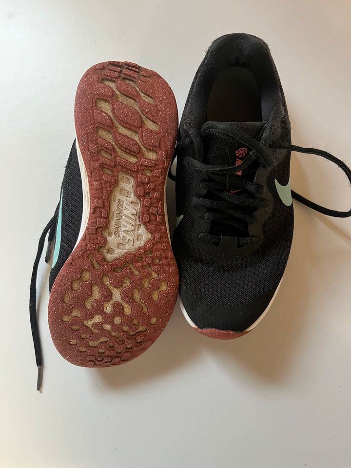 Nike Mädchen Sneaker Gr. 35.5 schwarz/türkis in Baesweiler