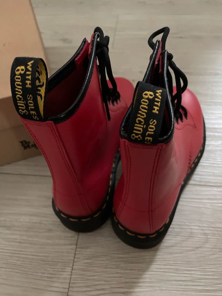 Dr. Martens klassischer Schnürstiefel Glattleder rot Gr.38 NEU Sm in Flensburg