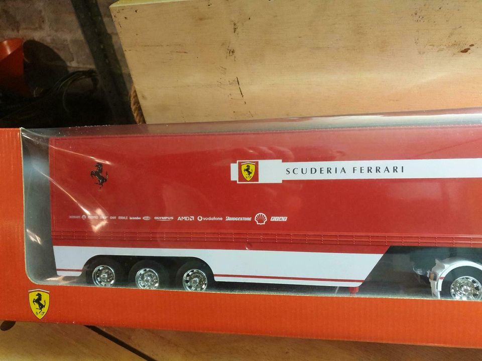 Scuderia Ferrari Modelltruck 1:32 in Hennigsdorf