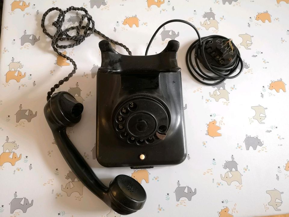 Altes antikes DDR Telefon Deko in Halle