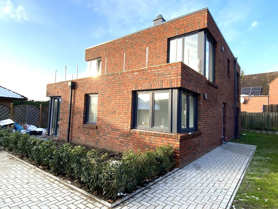 Neubau-Architektenhaus nach KfW 40+ mit PV-Anlage und Carport in Edewecht in Edewecht