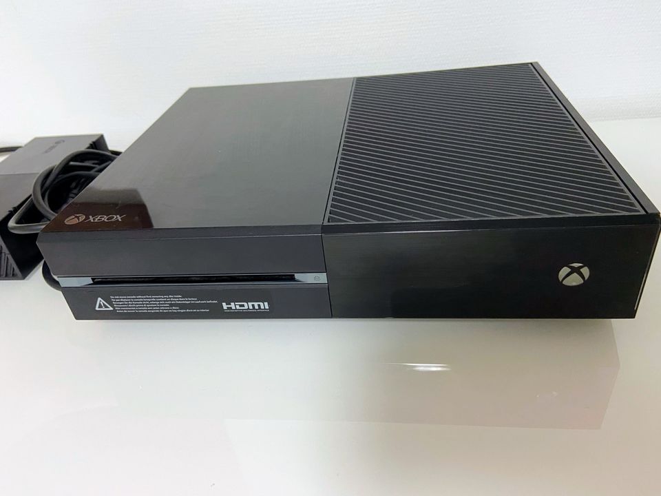 Microsoft Xbox One 500 GB in schwarz mit Controller und 4 Spiele in Lübben
