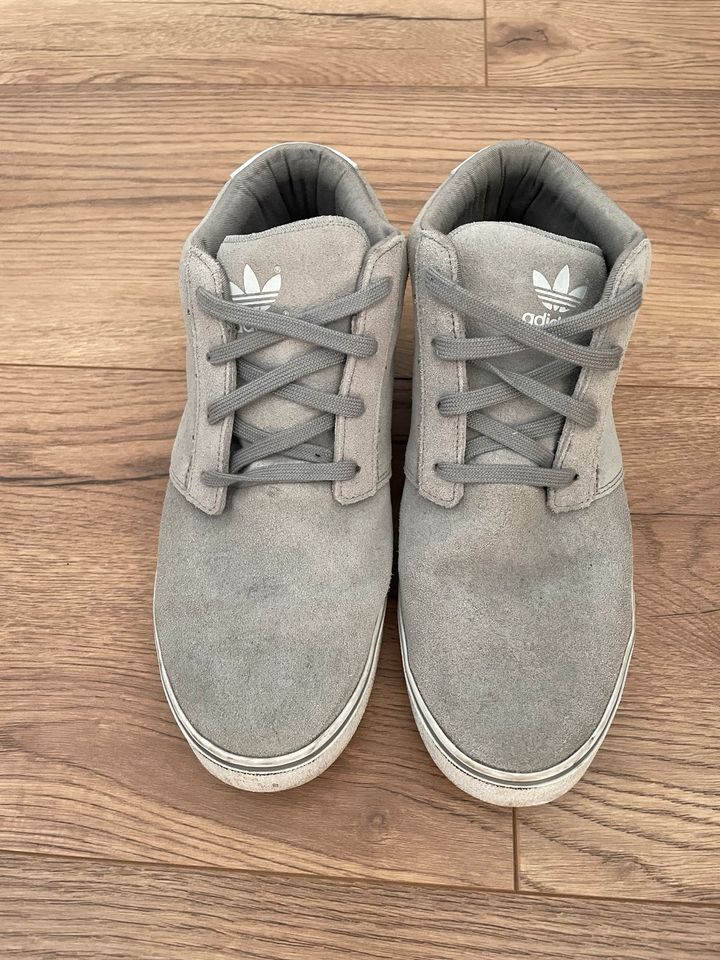 Adidas Sneaker grau, Gr. 43 1/3 in Karlsruhe