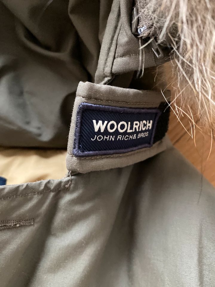 Gepflegter Woolrich Arctic Parker Mantel S oliv grün Daunen in Köln