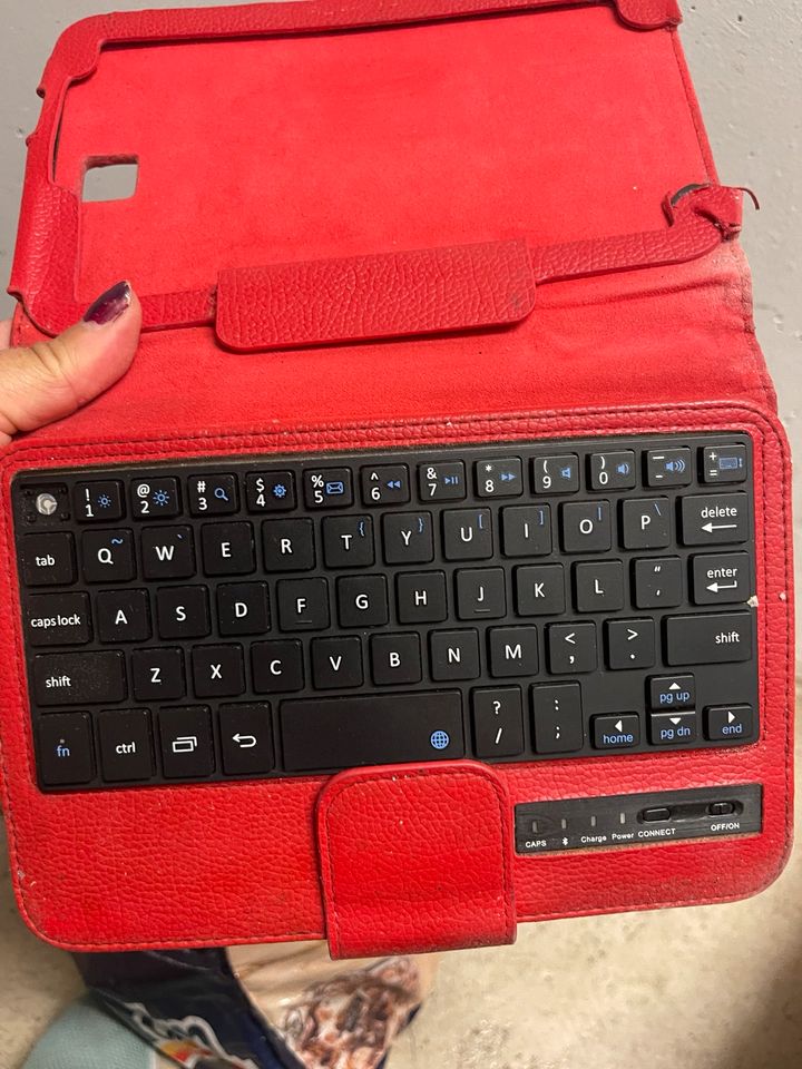 iPad mit Tastatur, kleine Lautsprecher, Fotoapparat, Diktiergerät in München