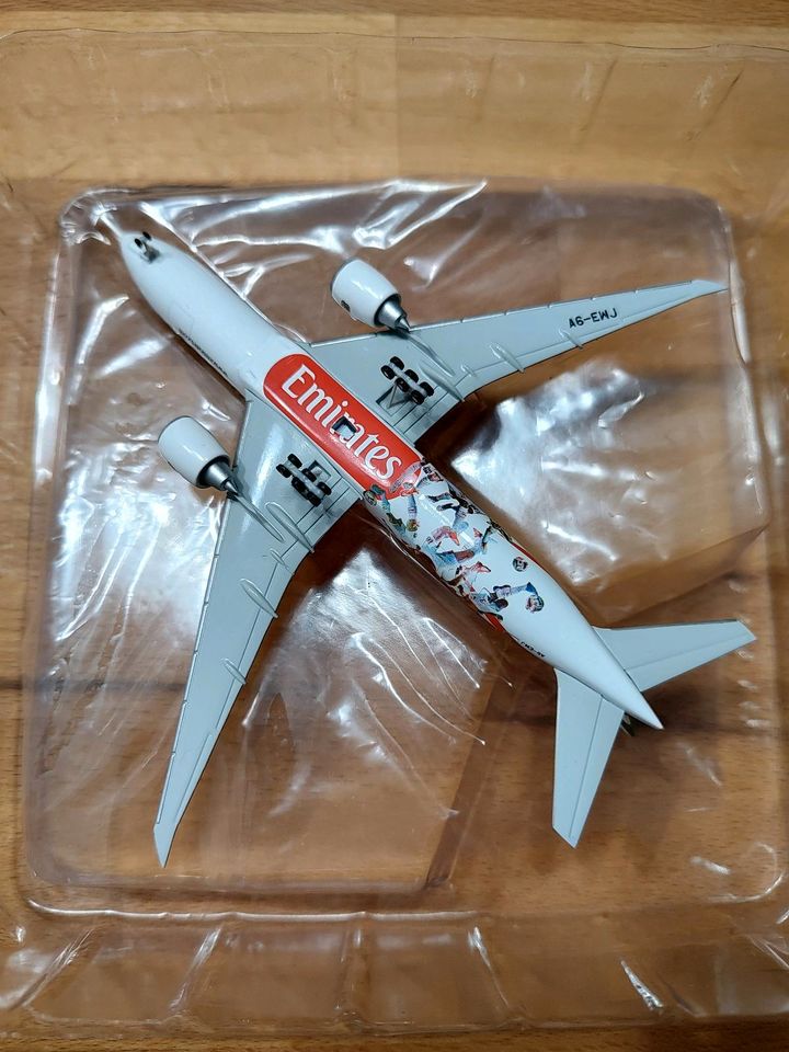 Herpa Wings 1:500 Boeing 777-200 Emirates 529235 in Stadthagen