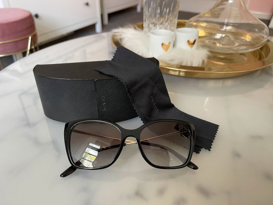 Prada Sonnenbrille schwarz in Cateye-Optik in Hannover