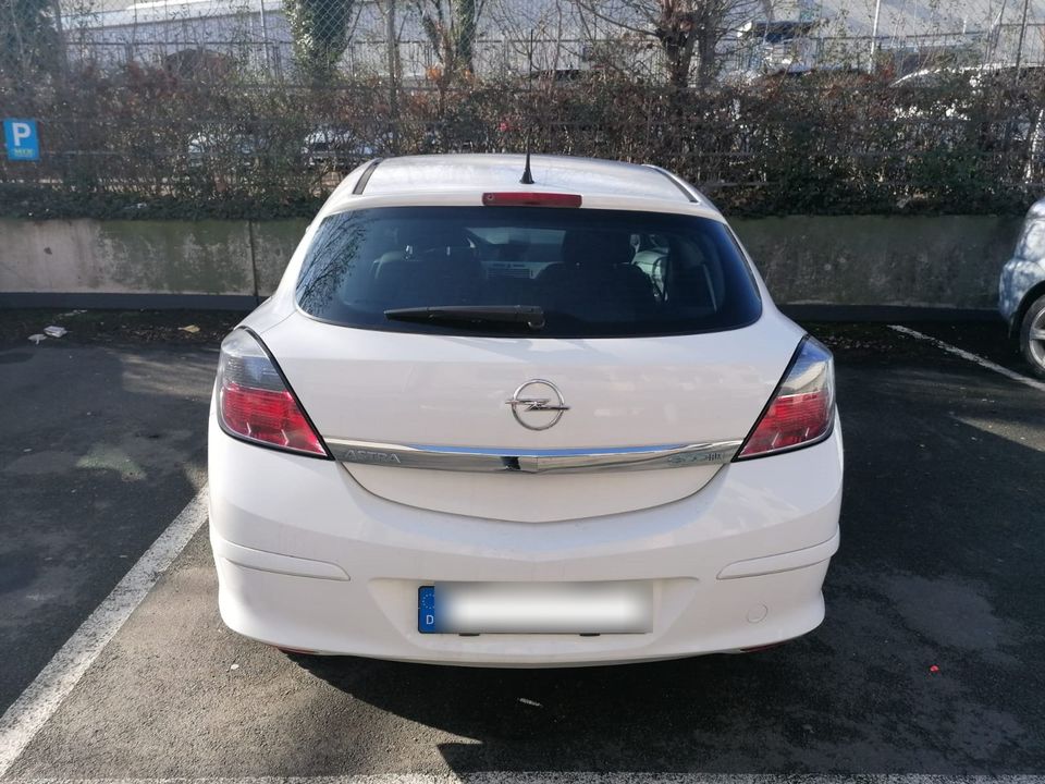 Opel Astra Automatik-Scheckheftgepflegt in Kassel