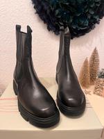 Halbstiefel / Stiefelette Bugatti schwarz Größen 39 oder 40 NEU Berlin - Köpenick Vorschau