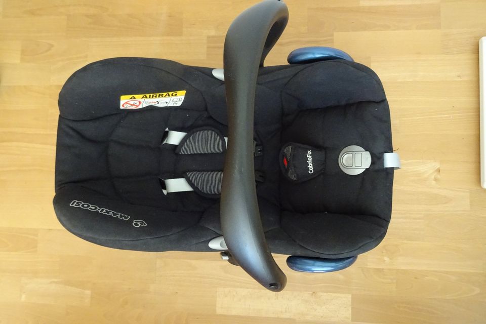 Maxi-Cosi Babyschale Cabriofix schwarz inkl. Sitzverkleinerer in  Baden-Württemberg - Waiblingen | eBay Kleinanzeigen ist jetzt Kleinanzeigen