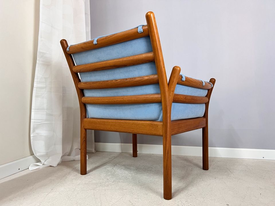 Teak Vollholz Sessel mit Armlehnen Illum Wikkelso Designersessel Holzsessel Polster hellblau babyblau Mid Century Design Dänemark Vintage 60er Jahre in Berlin