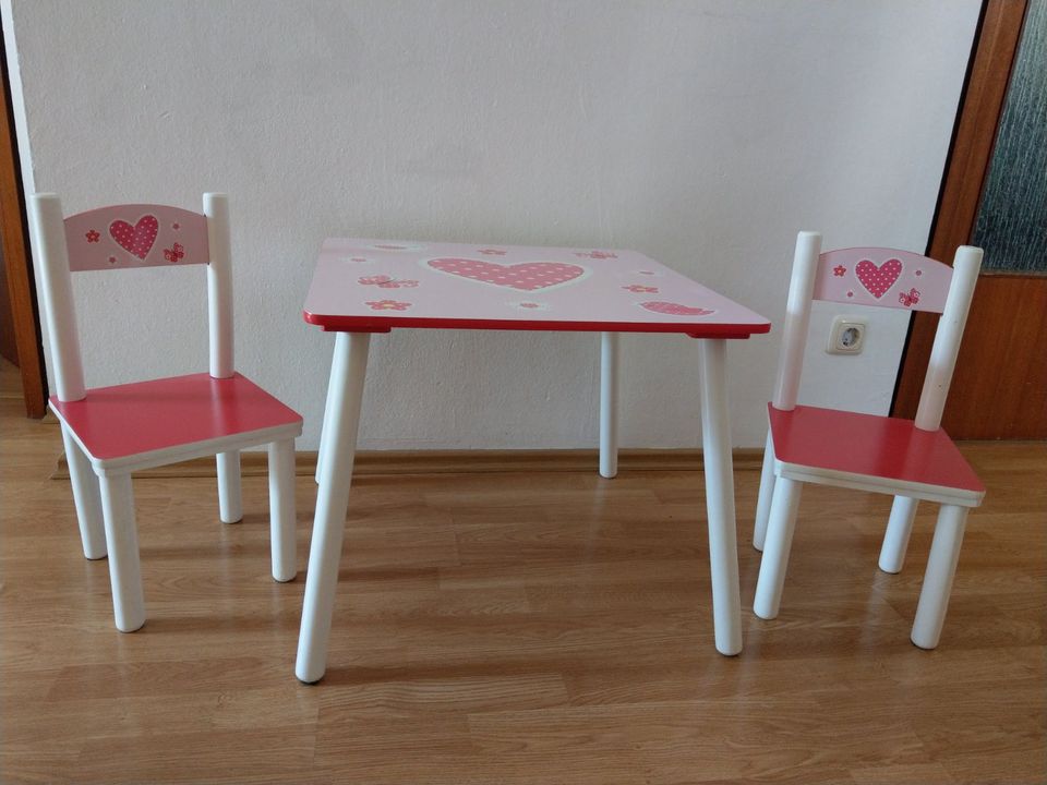 Kindertisch mit 2 Stühlen in Bubenreuth