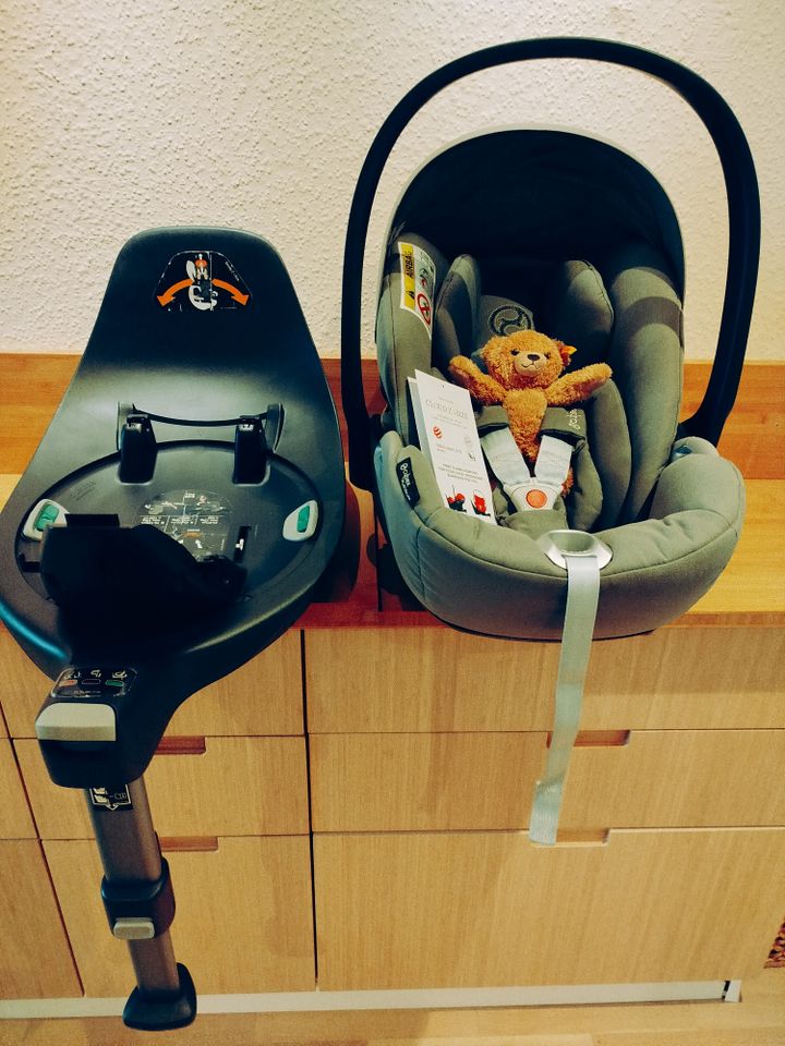 Cybex Babyschale Auto 45-87cm und zug. Station mit Isofix in Remchingen