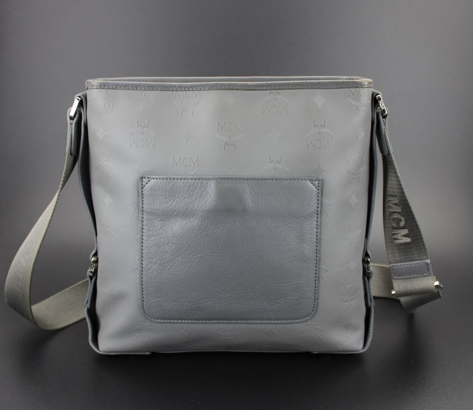 MCM Tasche Umhängetasche Handtasche Crossbody grau silber Herren in Duisburg