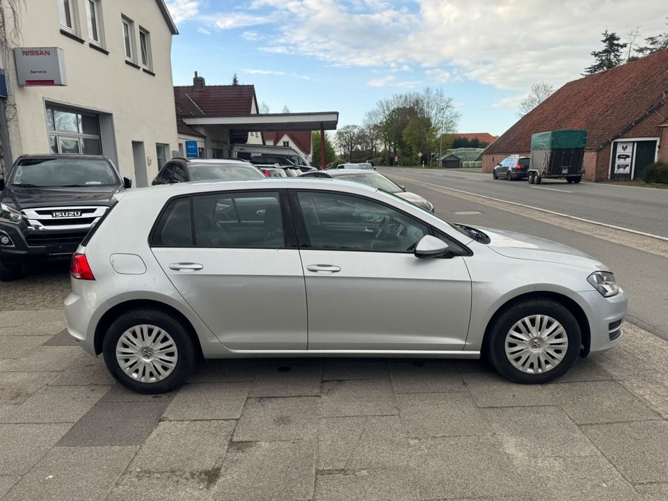 Volkswagen GOLF VII LIM 1.6TDI BMT TRENDLINE*NAV*SHZ*GRA*GJ in Friedeburg