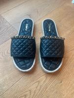 Kanna Pantoletten Sandalen Slipper gesteppt schwarz gold 40 neu Hessen - Kelkheim Vorschau