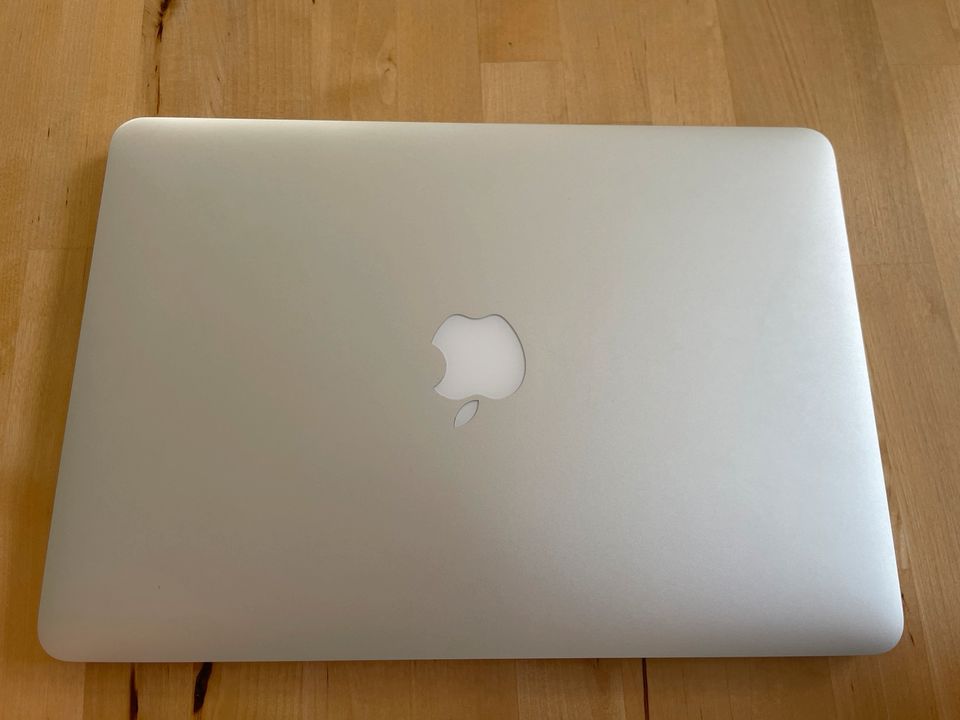 MacBook Pro 2015 13“ 8GB RAM 256GB SSD Intel Core i5 OVP in Berlin