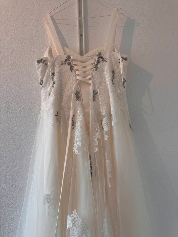 Brautkleid mit Zubehör in Mölln