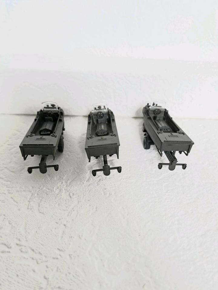 RMM Roskopf Militär 3 × Pionier Motorboote auf Anhänger 1:100 in Roth