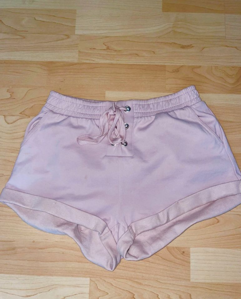 NEU - Tolle Hotpants Schnürung Bershka Gr. M rosa sexy Shorts in Berlin