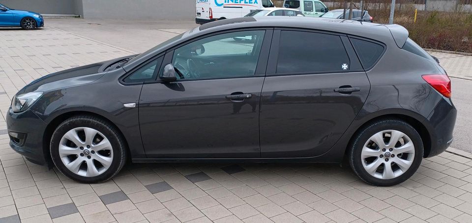 ☆ Opel Astra J ☆ 1,6 ☆ 5 Türig ☆ 49000 km ☆ Neuzustand ☆ in Biberbach